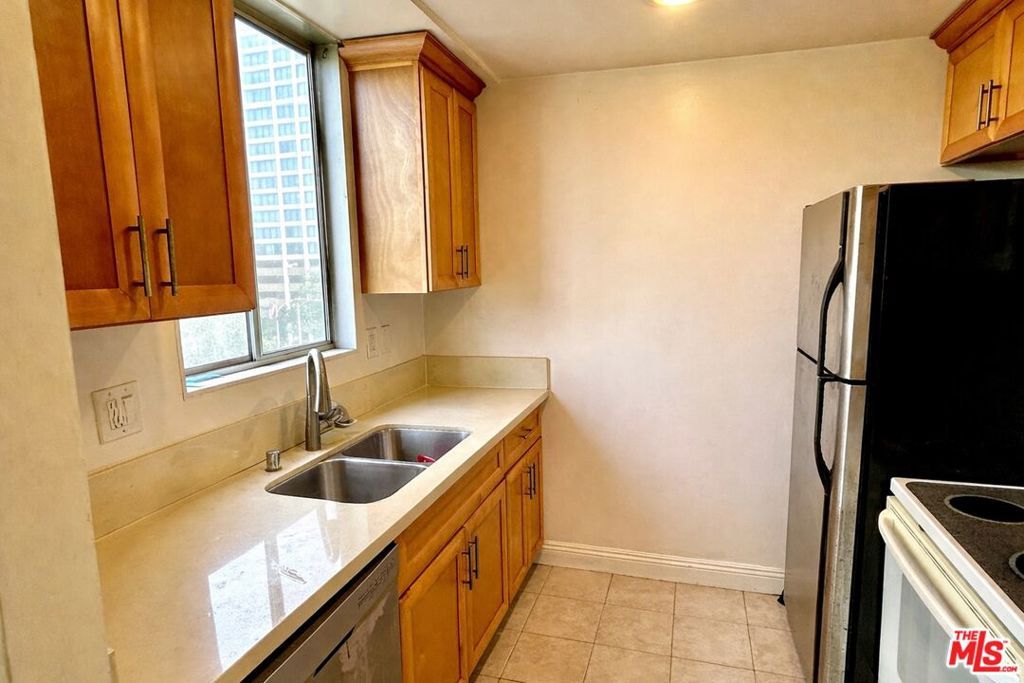 Image 5 of property listing at 10751 Wilshire Boulevard 607, Los Angeles, CA 90024