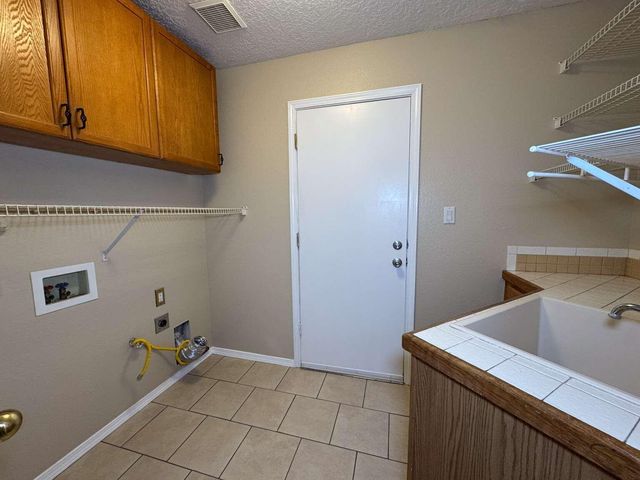9121 Ridgefield Avenue NE, Albuquerque, NM 87109