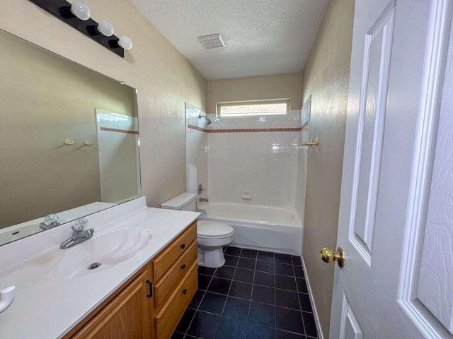 9121 Ridgefield Avenue NE, Albuquerque, NM 87109