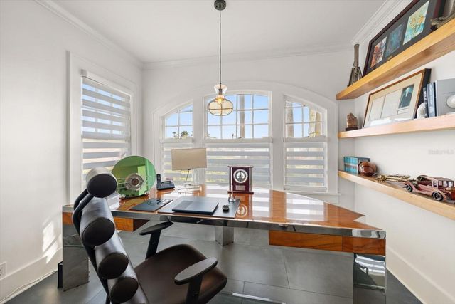 2050 COFFEE POT BOULEVARD NE, St Petersburg, FL 33704