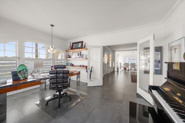 2050 COFFEE POT BOULEVARD NE, St Petersburg, FL 33704