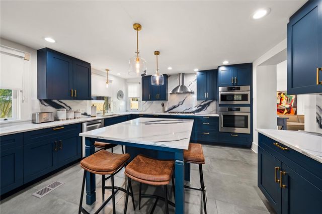 2050 COFFEE POT BOULEVARD NE, St Petersburg, FL 33704