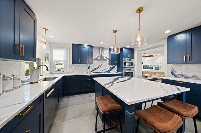 2050 COFFEE POT BOULEVARD NE, St Petersburg, FL 33704