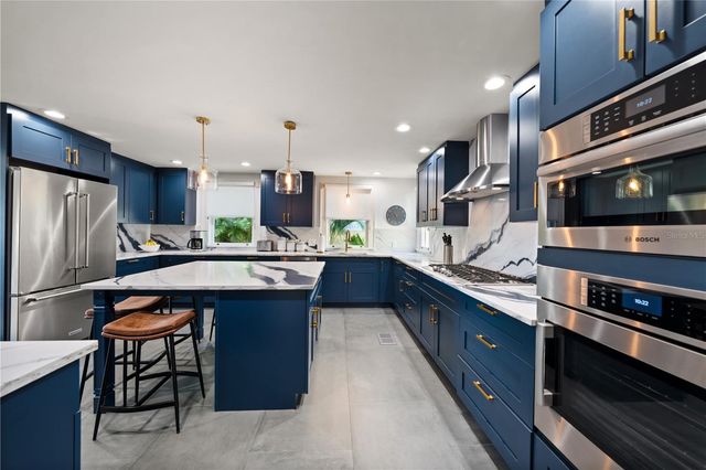 2050 COFFEE POT BOULEVARD NE, St Petersburg, FL 33704