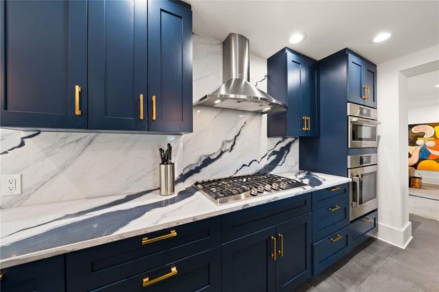 2050 COFFEE POT BOULEVARD NE, St Petersburg, FL 33704