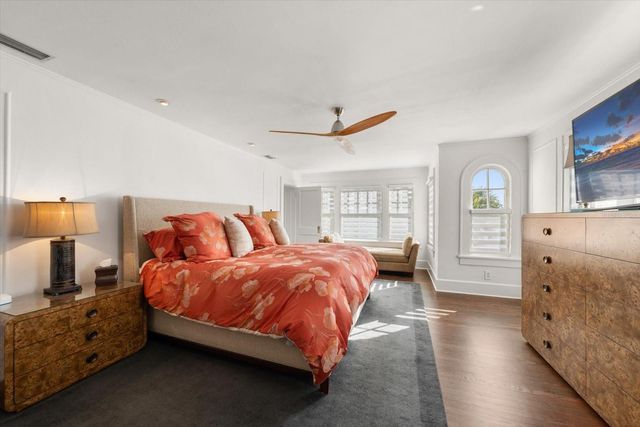 2050 COFFEE POT BOULEVARD NE, St Petersburg, FL 33704