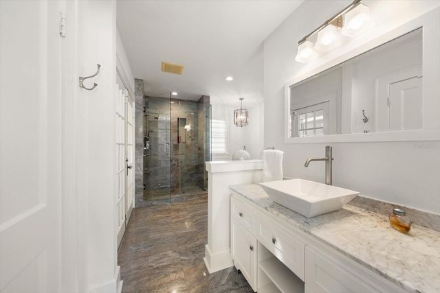 2050 COFFEE POT BOULEVARD NE, St Petersburg, FL 33704