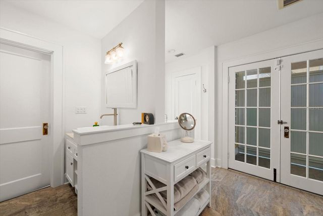 2050 COFFEE POT BOULEVARD NE, St Petersburg, FL 33704