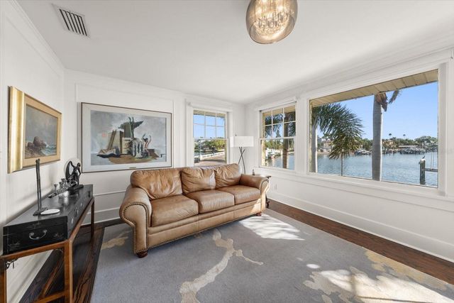 2050 COFFEE POT BOULEVARD NE, St Petersburg, FL 33704