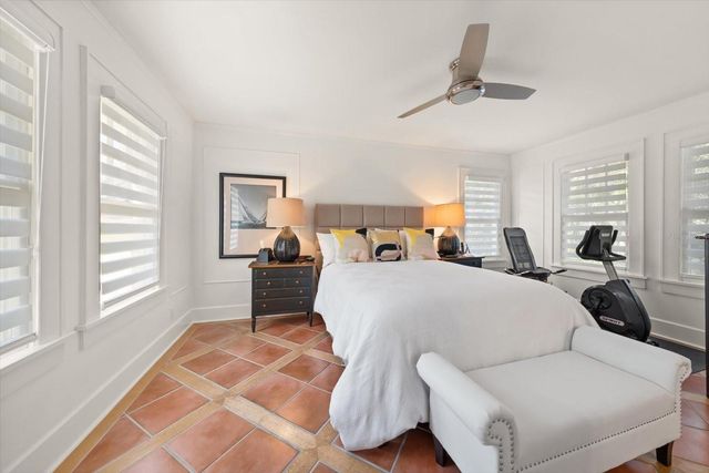 2050 COFFEE POT BOULEVARD NE, St Petersburg, FL 33704