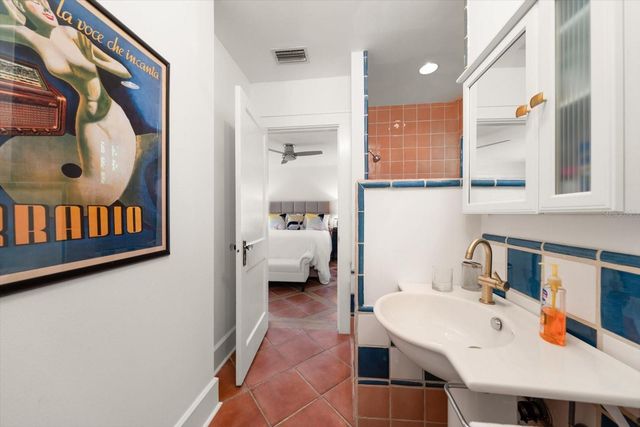 2050 COFFEE POT BOULEVARD NE, St Petersburg, FL 33704