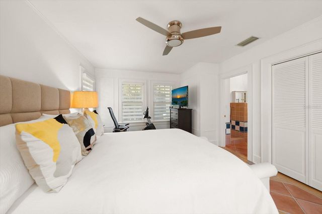 2050 COFFEE POT BOULEVARD NE, St Petersburg, FL 33704