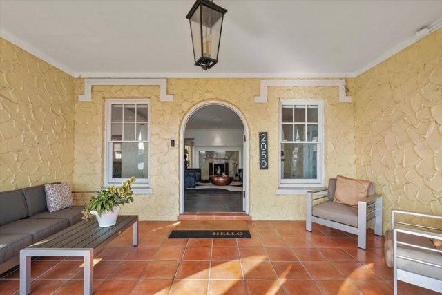 2050 COFFEE POT BOULEVARD NE, St Petersburg, FL 33704