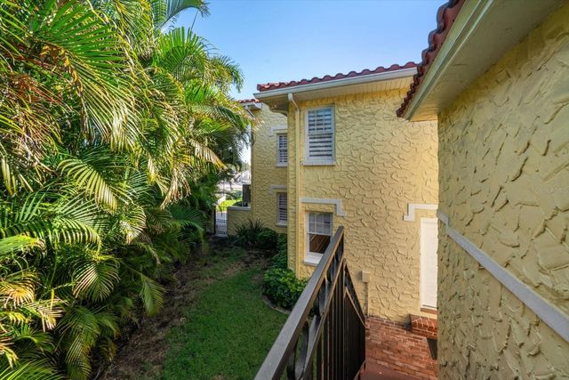 2050 COFFEE POT BOULEVARD NE, St Petersburg, FL 33704