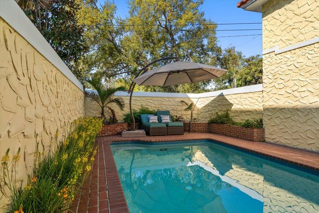 2050 COFFEE POT BOULEVARD NE, St Petersburg, FL 33704