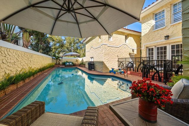 2050 COFFEE POT BOULEVARD NE, St Petersburg, FL 33704