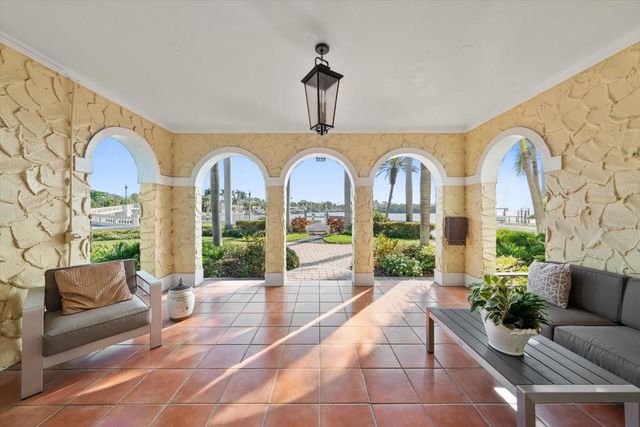 2050 COFFEE POT BOULEVARD NE, St Petersburg, FL 33704