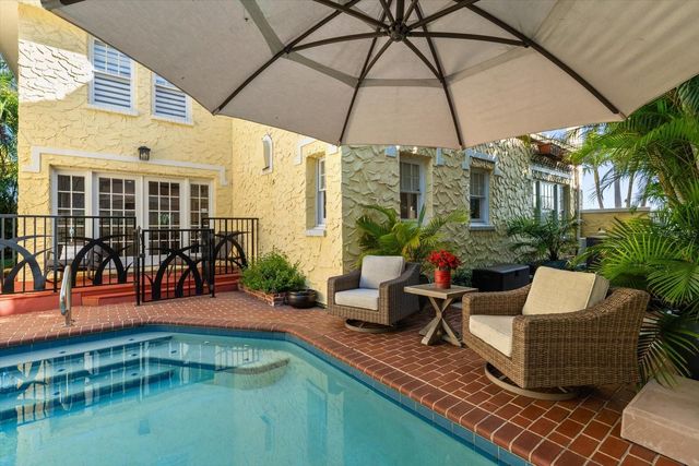 2050 COFFEE POT BOULEVARD NE, St Petersburg, FL 33704