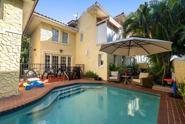 2050 COFFEE POT BOULEVARD NE, St Petersburg, FL 33704