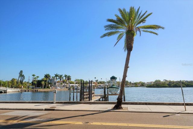 2050 COFFEE POT BOULEVARD NE, St Petersburg, FL 33704