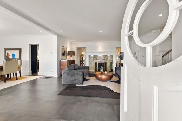 2050 COFFEE POT BOULEVARD NE, St Petersburg, FL 33704