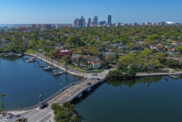 2050 COFFEE POT BOULEVARD NE, St Petersburg, FL 33704