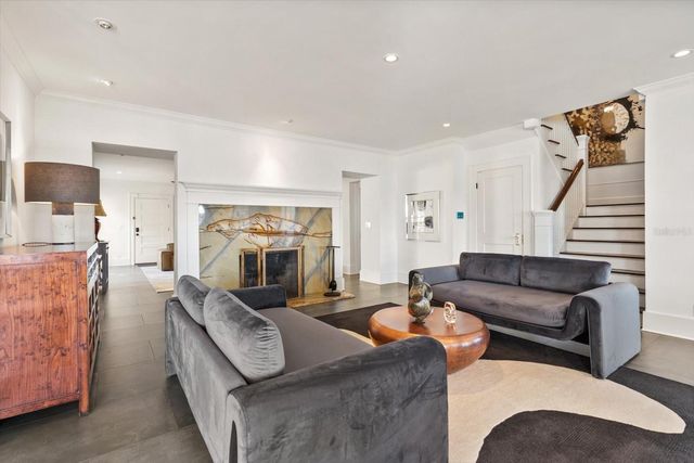 2050 COFFEE POT BOULEVARD NE, St Petersburg, FL 33704