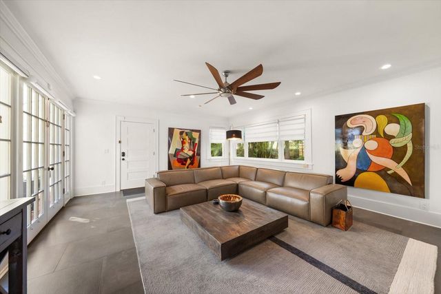 2050 COFFEE POT BOULEVARD NE, St Petersburg, FL 33704