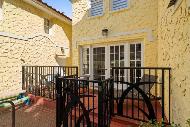 2050 COFFEE POT BOULEVARD NE, St Petersburg, FL 33704