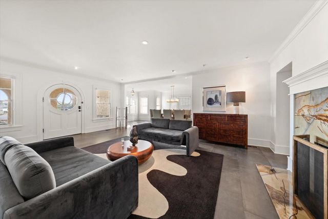 2050 COFFEE POT BOULEVARD NE, St Petersburg, FL 33704