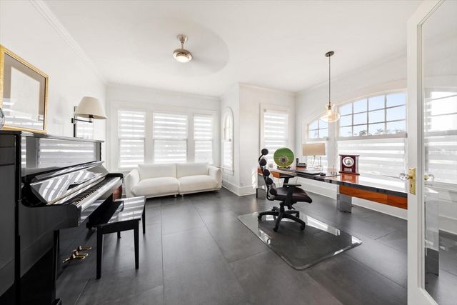 2050 COFFEE POT BOULEVARD NE, St Petersburg, FL 33704