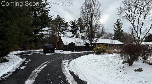 5761 Snowshoe Circle, Bloomfield Hills, MI 48301