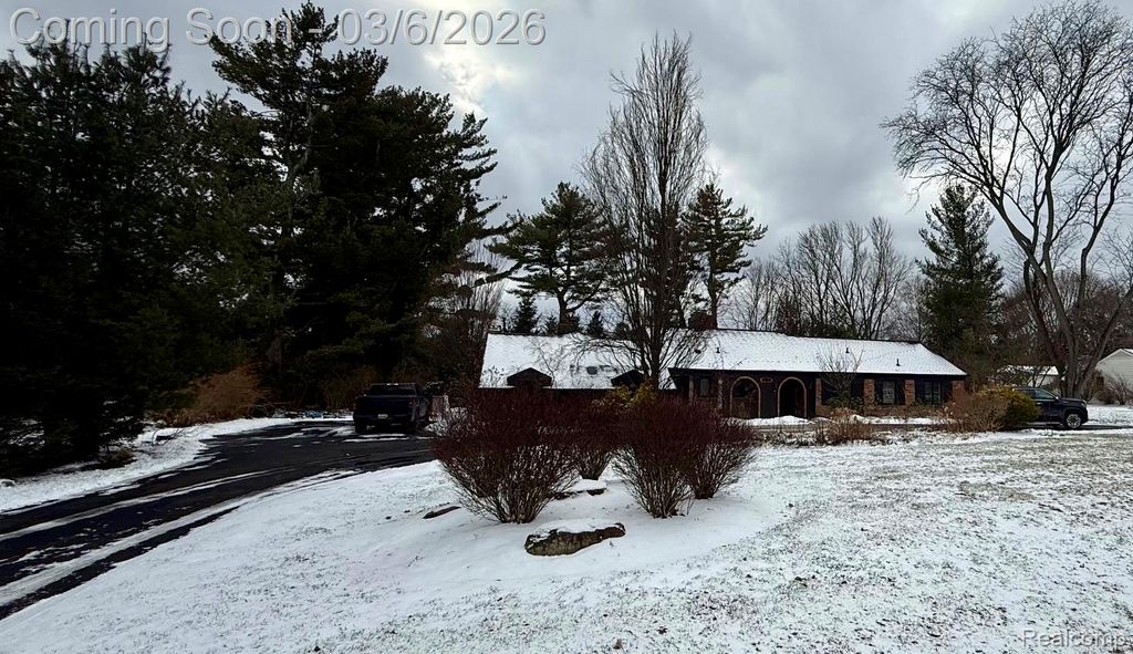 5761 Snowshoe Circle, Bloomfield Hills, MI 48301
