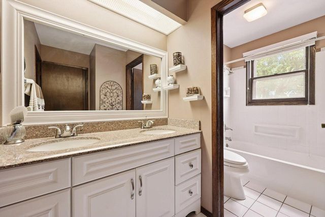 2839 Coventry LANE, Waukesha, WI 53188
