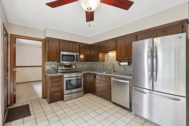 2839 Coventry LANE, Waukesha, WI 53188