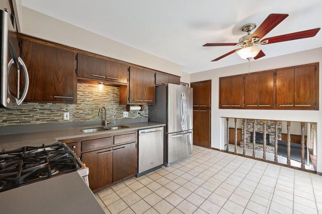 2839 Coventry LANE, Waukesha, WI 53188