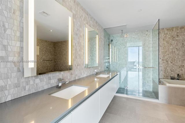 88 SW 7th St 2104, Miami, FL 33130