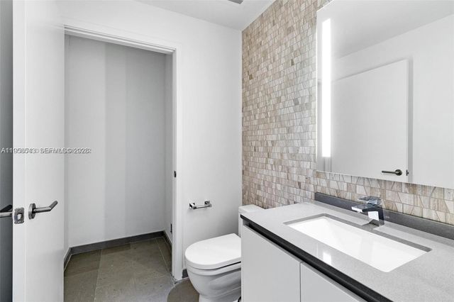 88 SW 7th St 2104, Miami, FL 33130