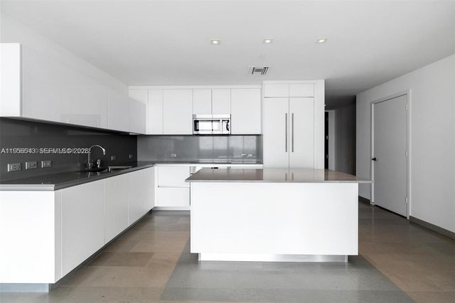 88 SW 7th St 2104, Miami, FL 33130