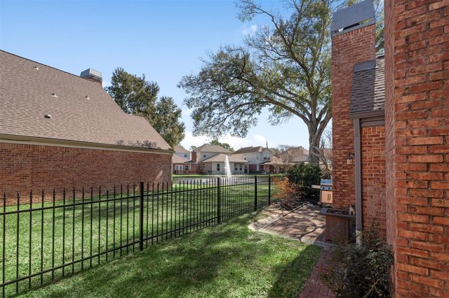 7671 Ameswood Road, Houston, TX 77095