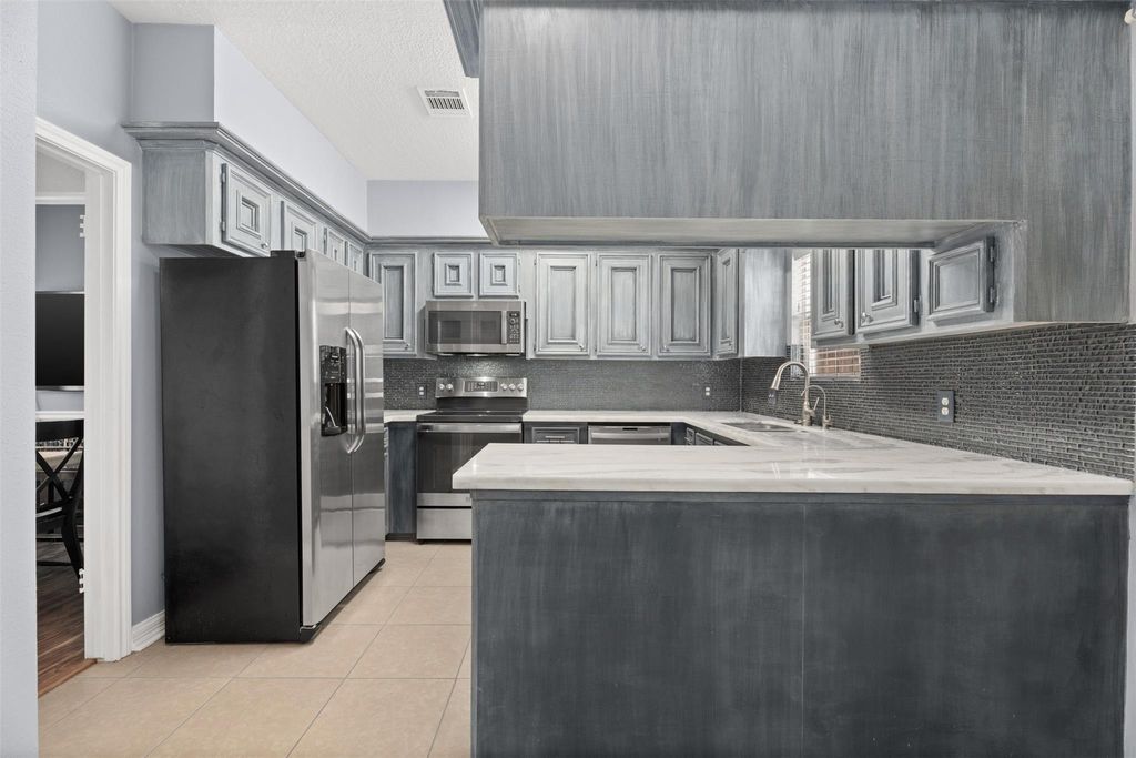 Image 12 of property listing at 7671 Ameswood Road, Houston, TX 77095