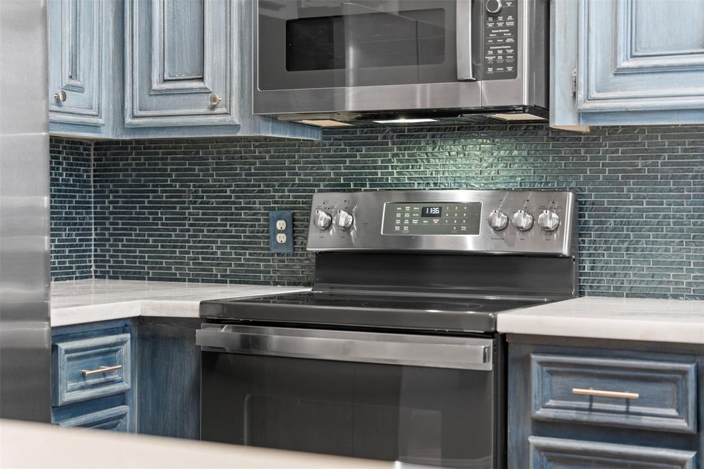 Image 15 of property listing at 7671 Ameswood Road, Houston, TX 77095