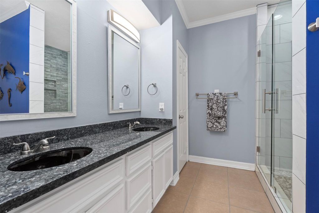 Image 23 of property listing at 7671 Ameswood Road, Houston, TX 77095