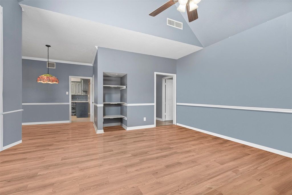 Image 7 of property listing at 7671 Ameswood Road, Houston, TX 77095