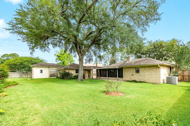 712 Browning Street, Angleton, TX 77515