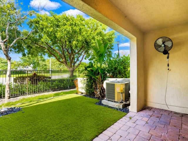 331 NE 47th Place 331, Deerfield Beach, FL 33064
