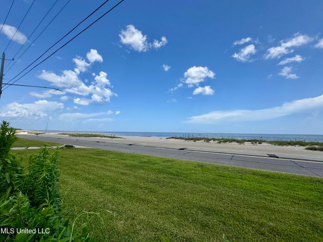 305 N Beach Boulevard, Waveland, MS 39576