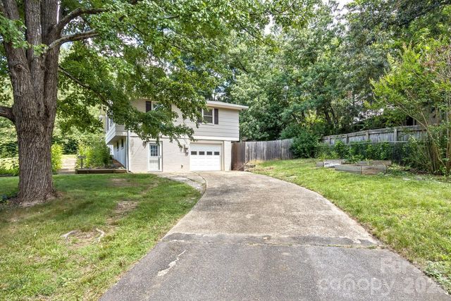 17 Rhododendron Place, Asheville, NC 28805
