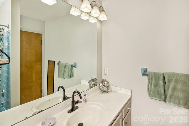 17 Rhododendron Place, Asheville, NC 28805