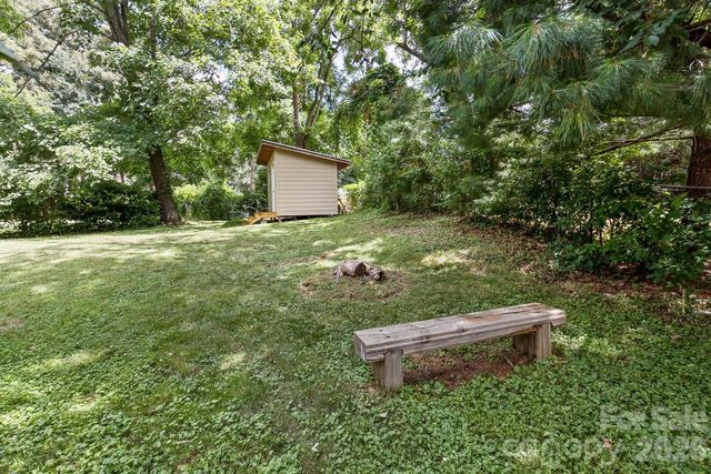17 Rhododendron Place, Asheville, NC 28805